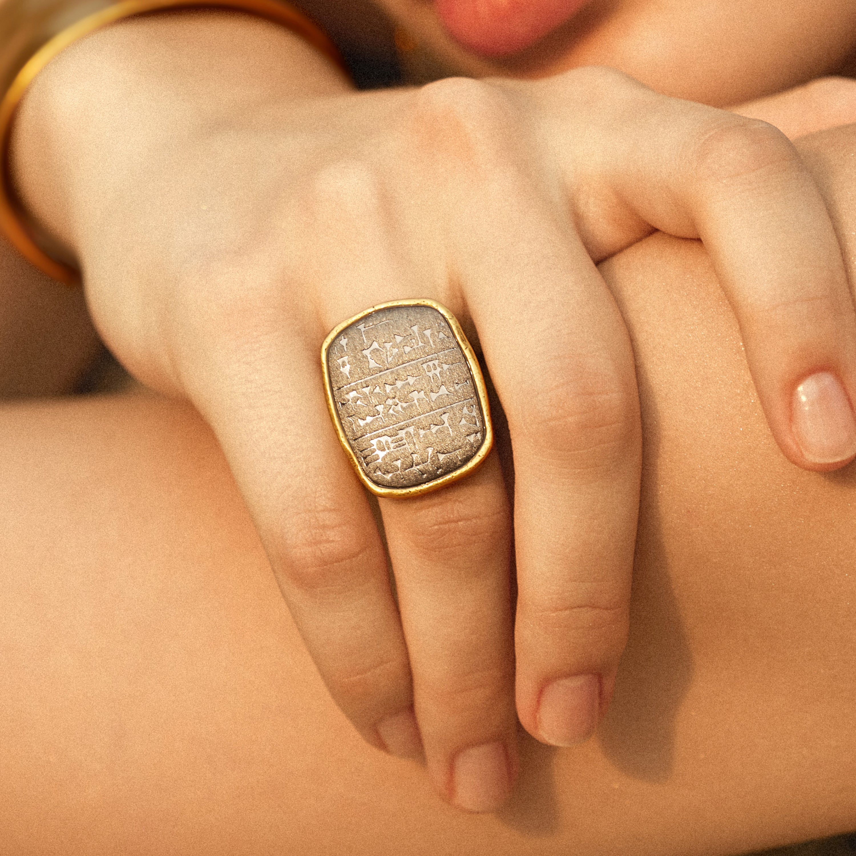 Bague en forme de tablette cunéiforme