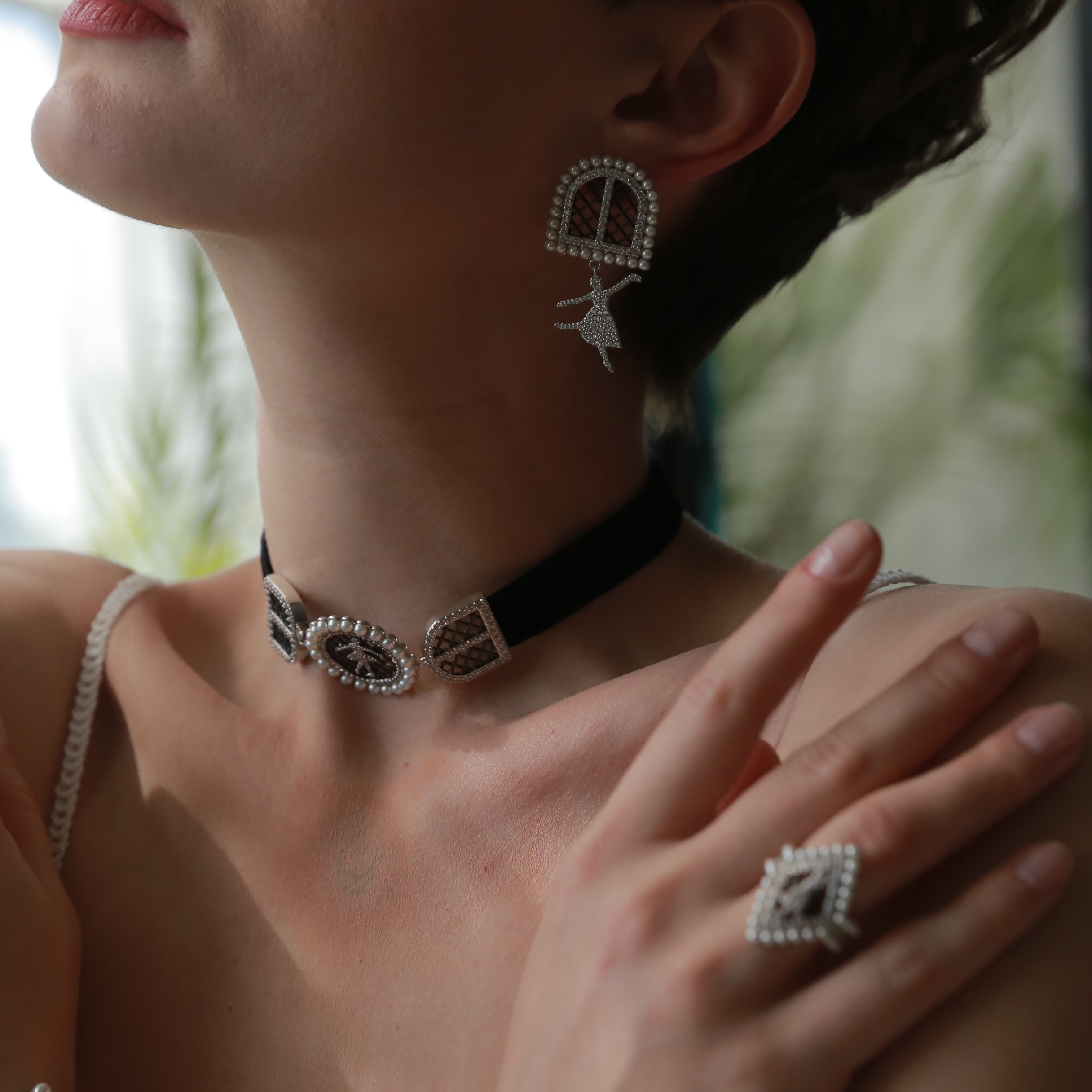 BLACK NUTCRACKER CHOKER