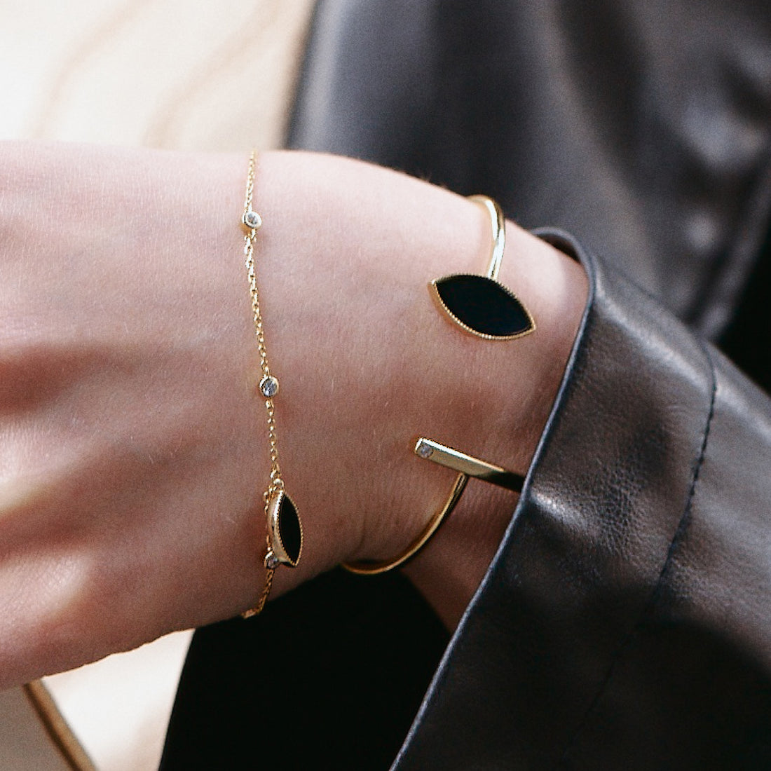 Armreif mit schwarzen Augen